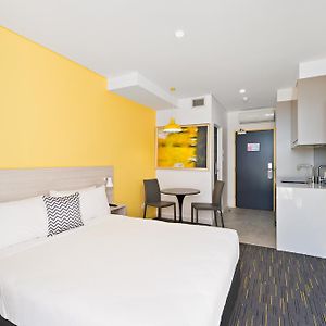 Großes Zimmer mit Kingsize-Bett